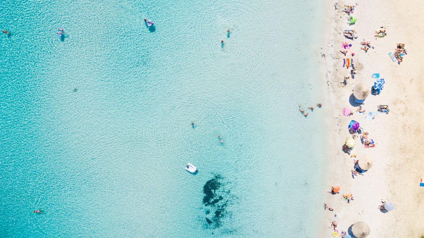 Luftbild von oben auf einen Strand am Mittelmeer Luftbild von oben auf einen Strand am Mittelmeer