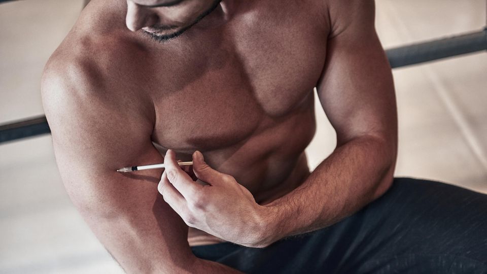 Bodybuilder spritzt sich Stereoide in den Arm Bodybuilder spritzt sich Stereoide in den Arm