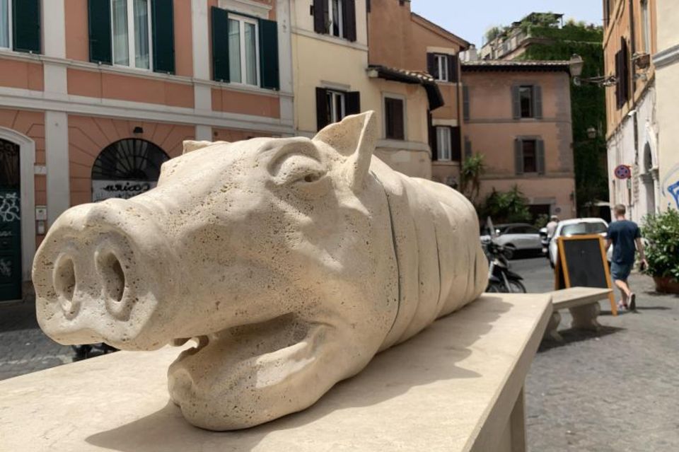 Skulptur eines toten Schweins in Rom