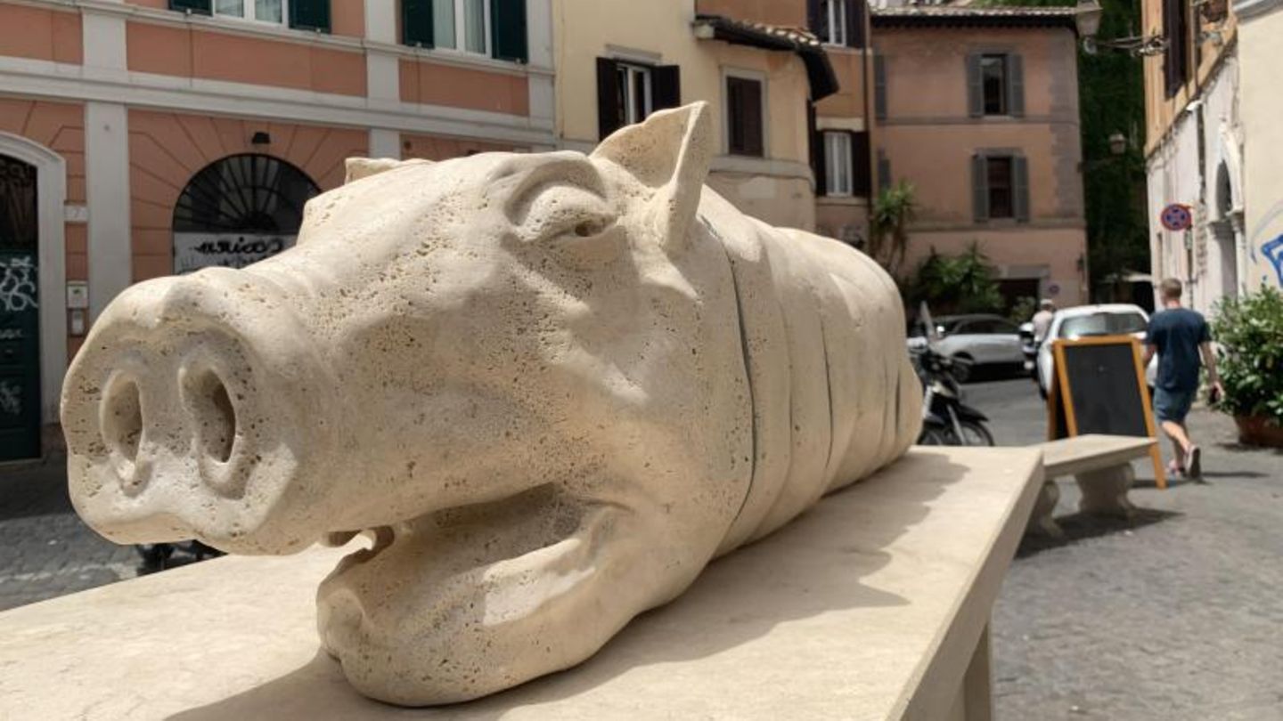 Skulptur eines toten Schweins in Rom