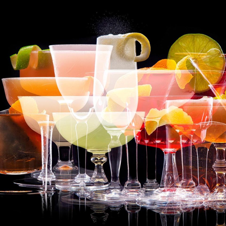 Bunte Mischung: Wer sich quer durch die Cocktailkarte trinkt, hat am nächsten Tag einen Kater. Schuld daran ist nicht das Durcheinander, sondern die Alkoholmenge