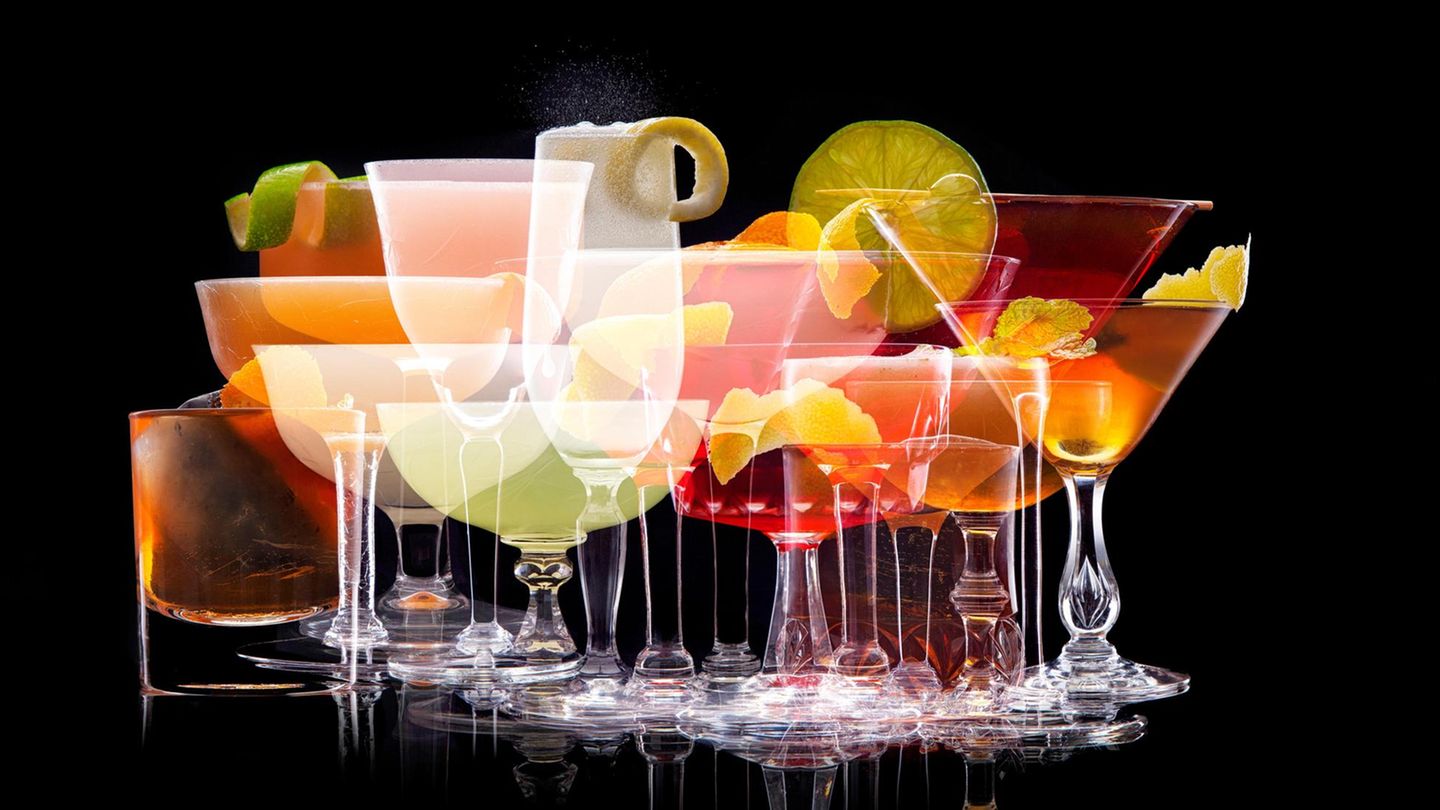 Bunte Mischung: Wer sich quer durch die Cocktailkarte trinkt, hat am nächsten Tag einen Kater. Schuld daran ist nicht das Durcheinander, sondern die Alkoholmenge