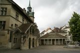 Rathaus von Fribourg Im Vordergrung steht ein Brunnen