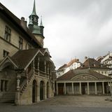 Rathaus von Fribourg Im Vordergrung steht ein Brunnen