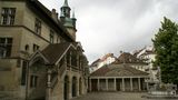 Rathaus von Fribourg Im Vordergrung steht ein Brunnen