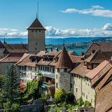 Blick auf die Stadtmauer von Murten im Kanton Fribourg