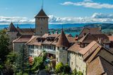 Blick auf die Stadtmauer von Murten im Kanton Fribourg