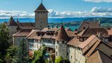 Blick auf die Stadtmauer von Murten im Kanton Fribourg