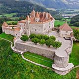 Schloss Greyerz im Kanton Fribourg aus der Vogelperspektive