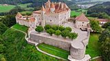 Schloss Greyerz im Kanton Fribourg aus der Vogelperspektive