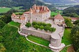 Schloss Greyerz im Kanton Fribourg aus der Vogelperspektive