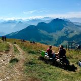 Touristen sitzen am Moléson-sur-Gruyères