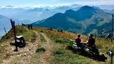 Touristen sitzen am Moléson-sur-Gruyères