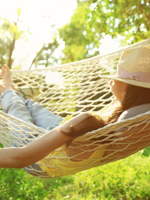 Frau in Hängematte