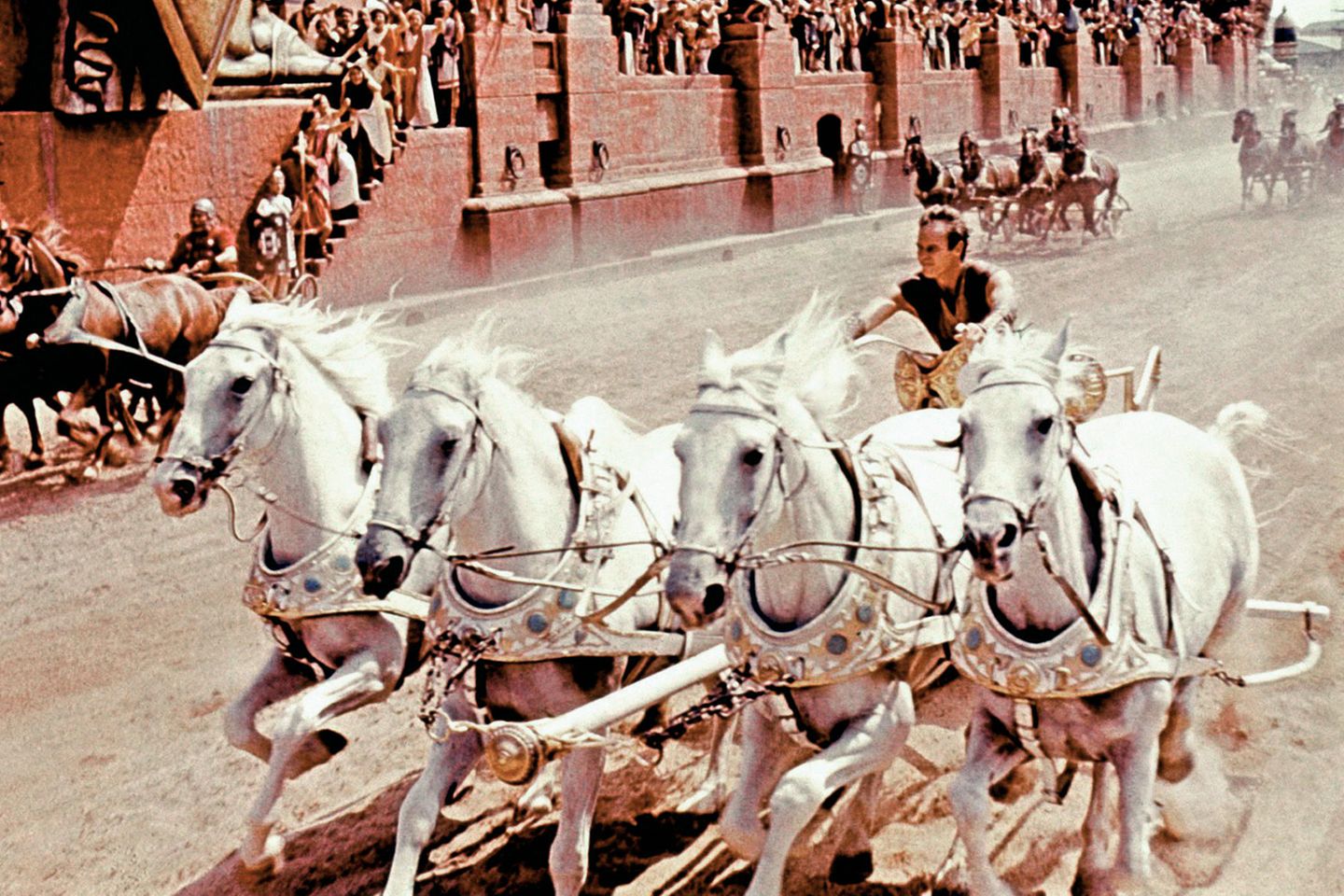 Wagenrennen in Rom: Legendäre Filmszene: Der Epos "Ben Hur" mit Charlton Heston von 1959 zeigt ein spektakuläres Wagenrennen im Circus Maximus. Der Klassiker gehört zu den aufwendigsten Filmen seiner Zeit Legendäre Filmszene: Der Epos "Ben Hur" mit Charlton Heston von 1959 zeigt ein spektakuläres Wagenrennen im Circus Maximus. Der Klassiker gehört zu den aufwendigsten Filmen seiner Zeit
