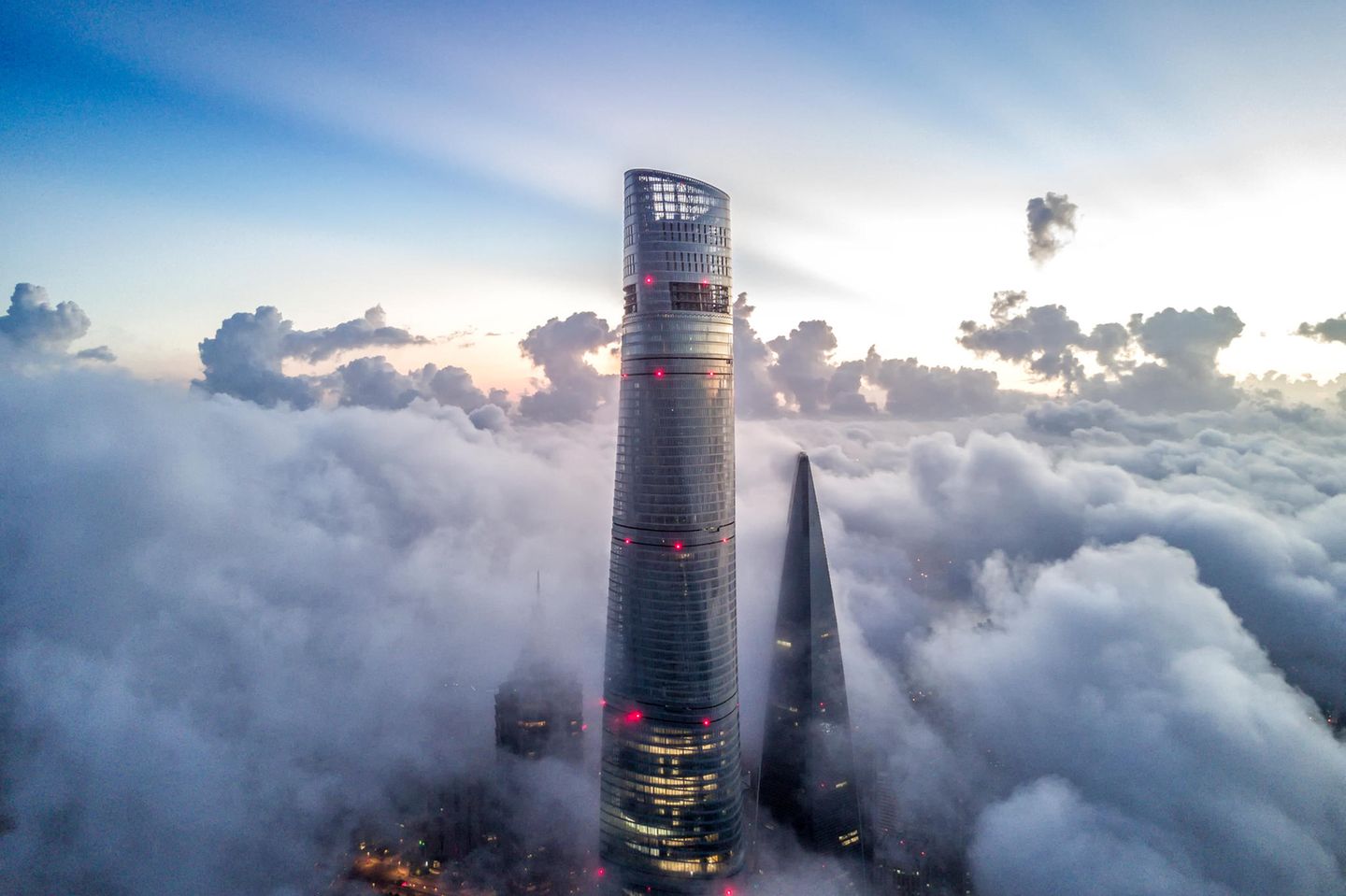 Der Shanghai Tower ragt in die Wolken hinein