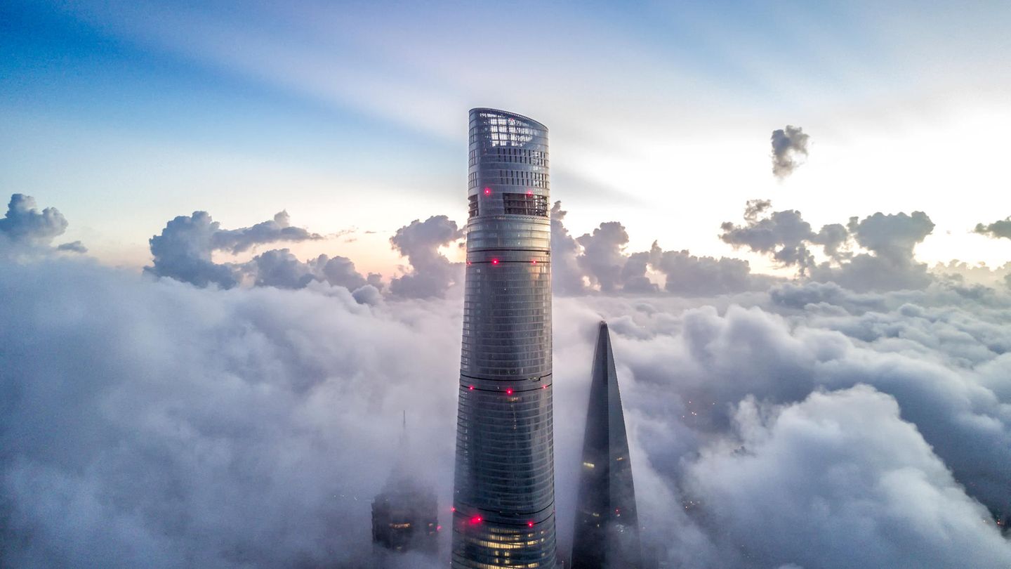 Der Shanghai Tower ragt in die Wolken hinein