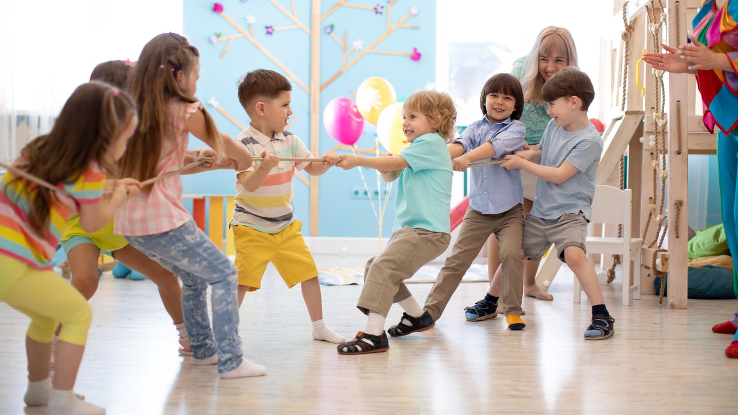 Kinder spielen Tauziehen in der Kita