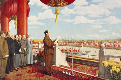 Am 1. Oktober 1949 ruft Mao am Platz des Himmlischen Friedens in Peking die Volksrepublik China aus. Damit übernimmt die Kommunistische Partei die Macht im Land