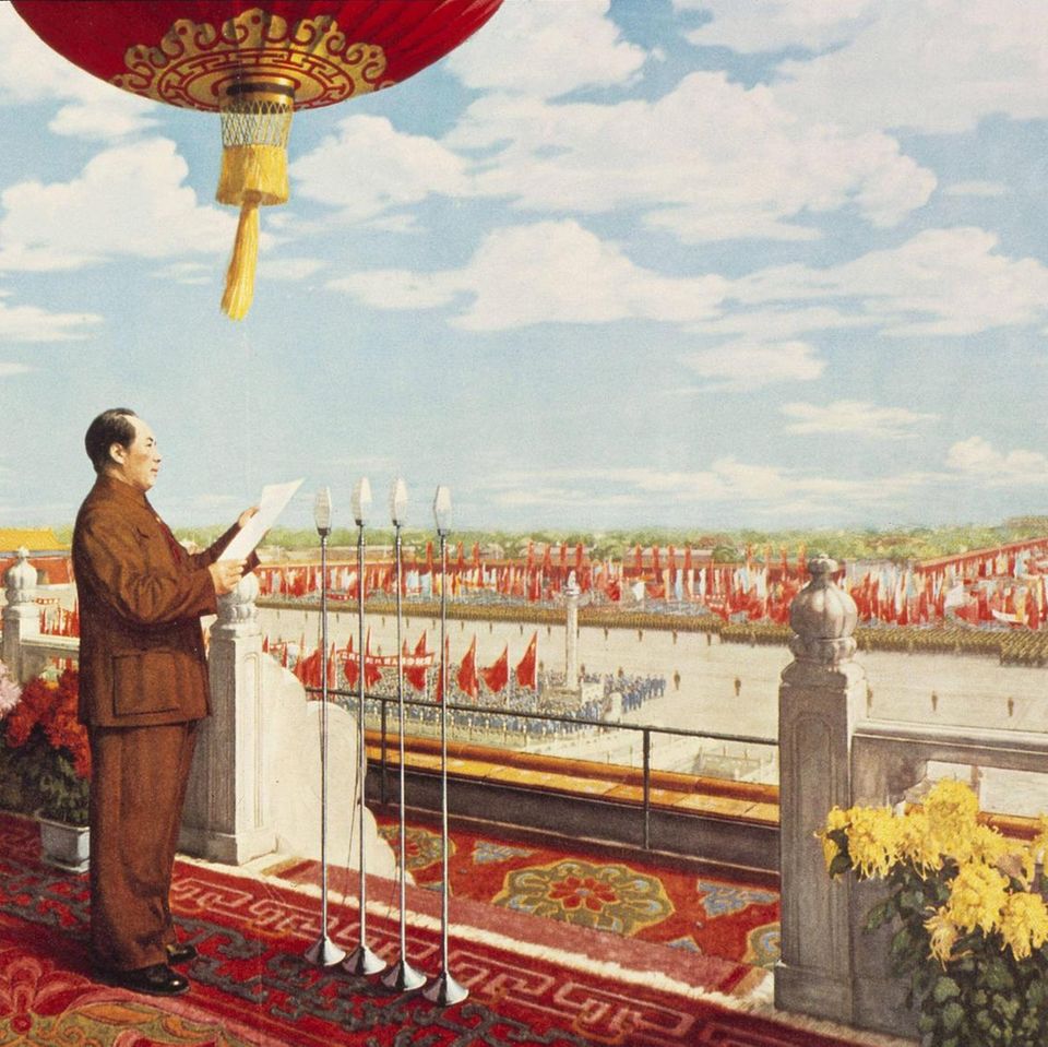 Am 1. Oktober 1949 ruft Mao am Platz des Himmlischen Friedens in Peking die Volksrepublik China aus. Damit übernimmt die Kommunistische Partei die Macht im Land