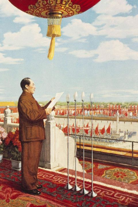 Am 1. Oktober 1949 ruft Mao am Platz des Himmlischen Friedens in Peking die Volksrepublik China aus. Damit übernimmt die Kommunistische Partei die Macht im Land