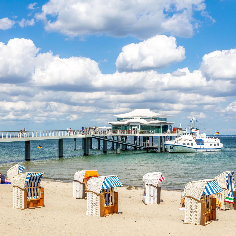 Gerade an sonnigen Wochenendtagen kann es zum Beispiel am Timmendorfer Strand voll werden – Ausflugsticker zeigen das Besucheraufkommen