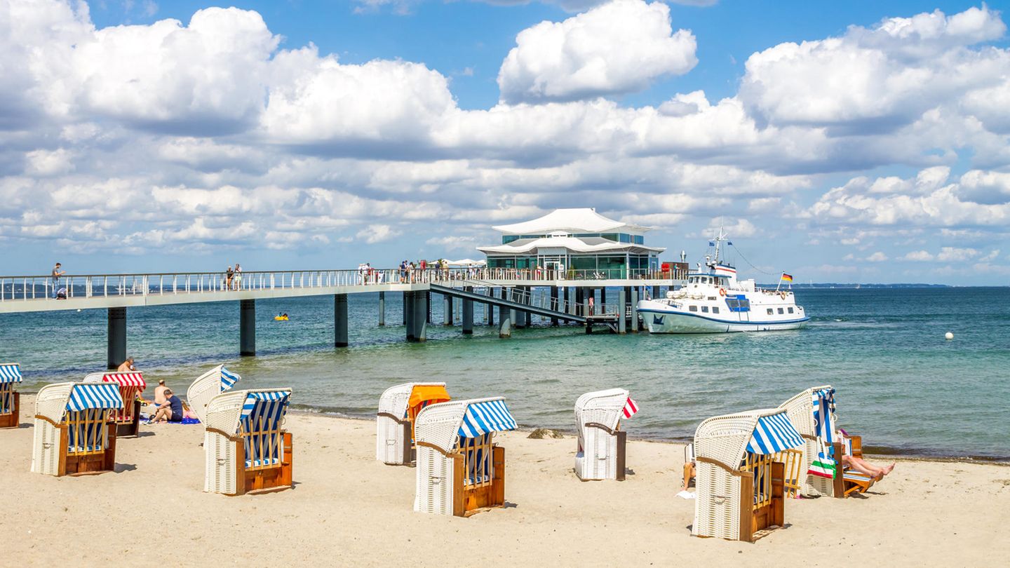 Gerade an sonnigen Wochenendtagen kann es zum Beispiel am Timmendorfer Strand voll werden – Ausflugsticker zeigen das Besucheraufkommen