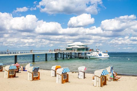 Gerade an sonnigen Wochenendtagen kann es zum Beispiel am Timmendorfer Strand voll werden – Ausflugsticker zeigen das Besucheraufkommen