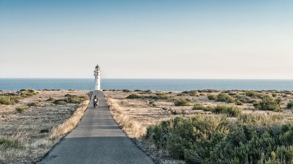 Spanien: Der Leuchtturm am Cap de Barbaria fügt sich in das Panorama von Formentera Der Leuchtturm am Cap de Barbaria fügt sich in das Panorama von Formentera