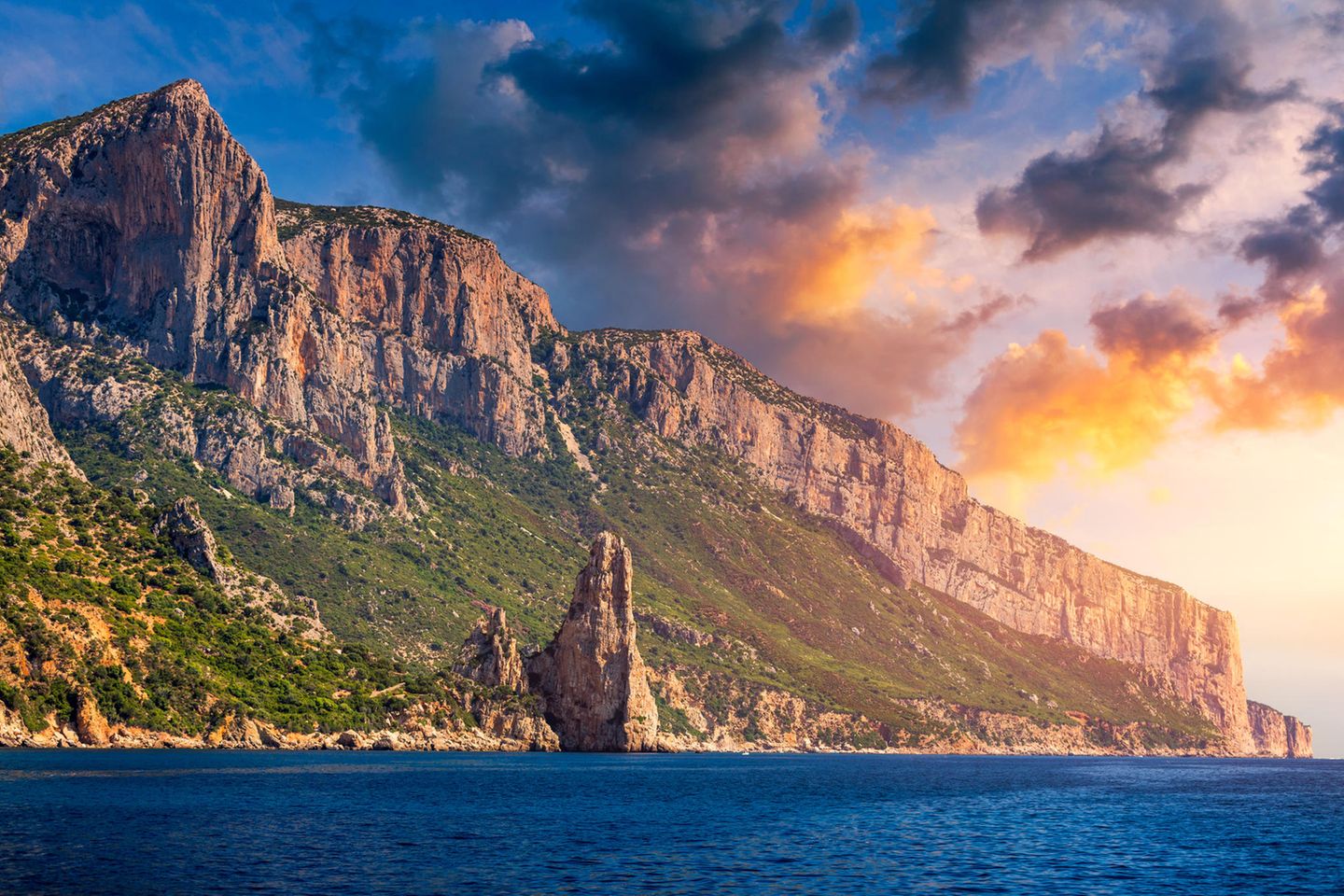 Anders als die L'Aguglia ist dieser majestätische Felssporn in der Bucht Pedra Longa erst vor einigen Jahren in den Fokus der Kletterer gerückt. Auf diesen Gipfel führen auch Routen für Einsteiger