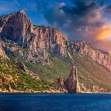 Anders als die L'Aguglia ist dieser majestätische Felssporn in der Bucht Pedra Longa erst vor einigen Jahren in den Fokus der Kletterer gerückt. Auf diesen Gipfel führen auch Routen für Einsteiger