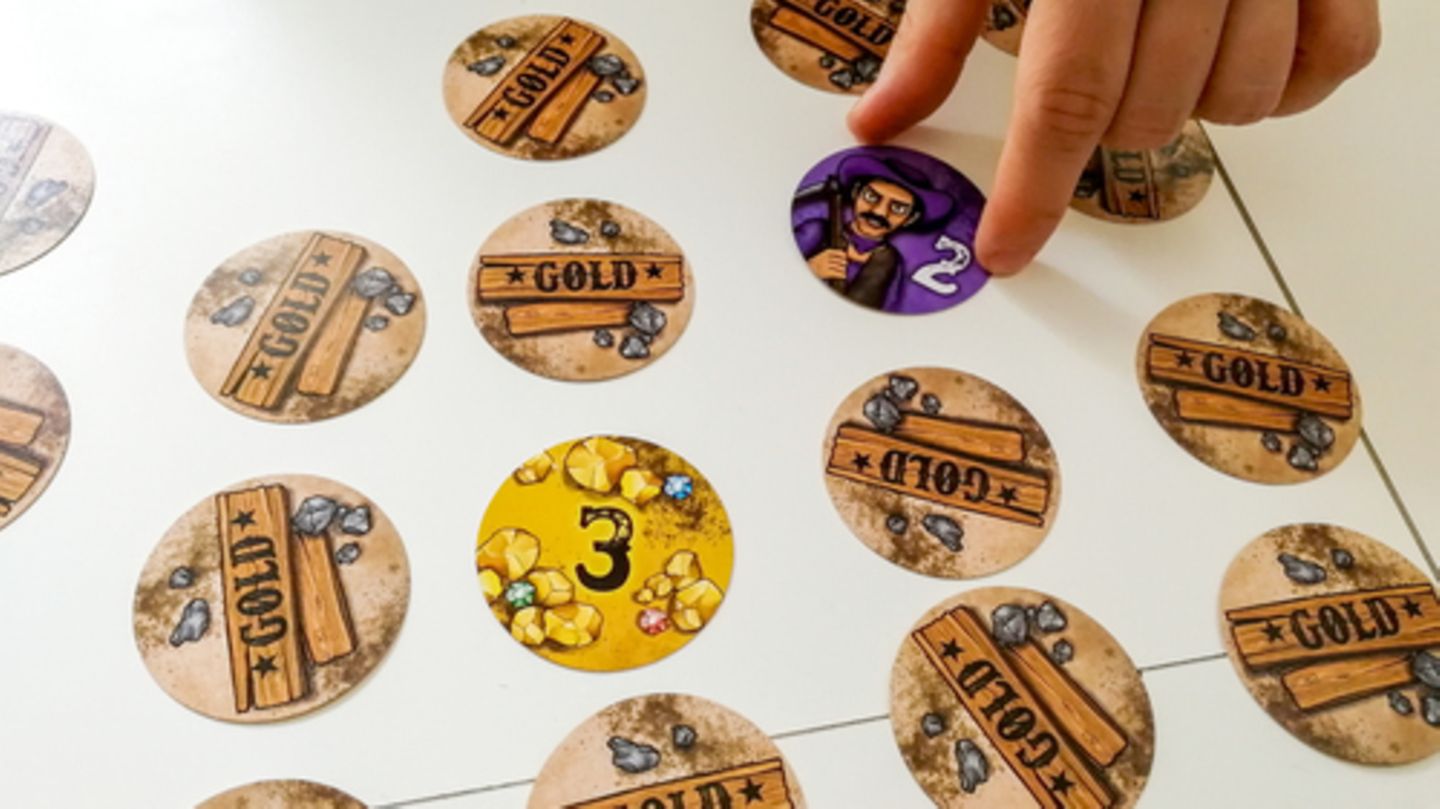 Das Spiel "Gold" wandelt Memory unterhaltsam ab – allerdings mit mehr Glücks- und Ärgerfaktor