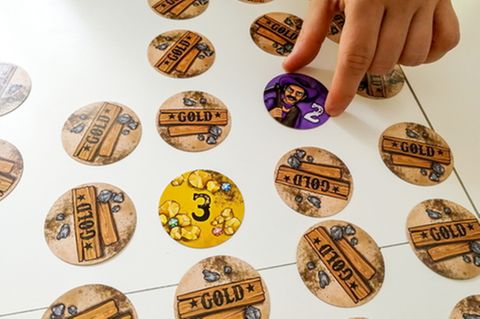 Das Spiel "Gold" wandelt Memory unterhaltsam ab – allerdings mit mehr Glücks- und Ärgerfaktor