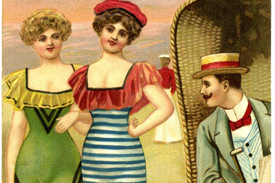 Strandmode: Bis um 1900 gehen Damen mit rüschenverzierten Hosenanzügen baden