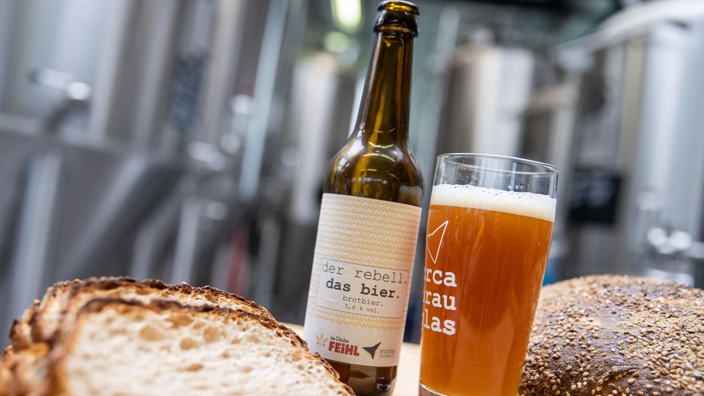 Nachhaltige Idee: Eine Flasche Brotbier steht neben einem gefüllten Glas zwischen Brotscheiben in der Craftbier-Brauerei Orca Brau. Die Brauerei braut Bier aus Brot, welches sonst in der Mülltonne landen würde. Etwa 30 Prozent des Braumalzes werden mit Brot ersetzt, welches in den 35 Filialen der Bäckerei Feihl in der Region nicht verkauft wurde Eine Flasche Brotbier steht neben einem gefüllten Glas zwischen Brotscheiben in der Craftbier-Brauerei Orca Brau. Die Brauerei braut Bier aus Brot, welches sonst in der Mülltonne landen würde. Etwa 30 Prozent des Braumalzes werden mit Brot ersetzt, welches in den 35 Filialen der Bäckerei Feihl in der Region nicht verkauft wurde