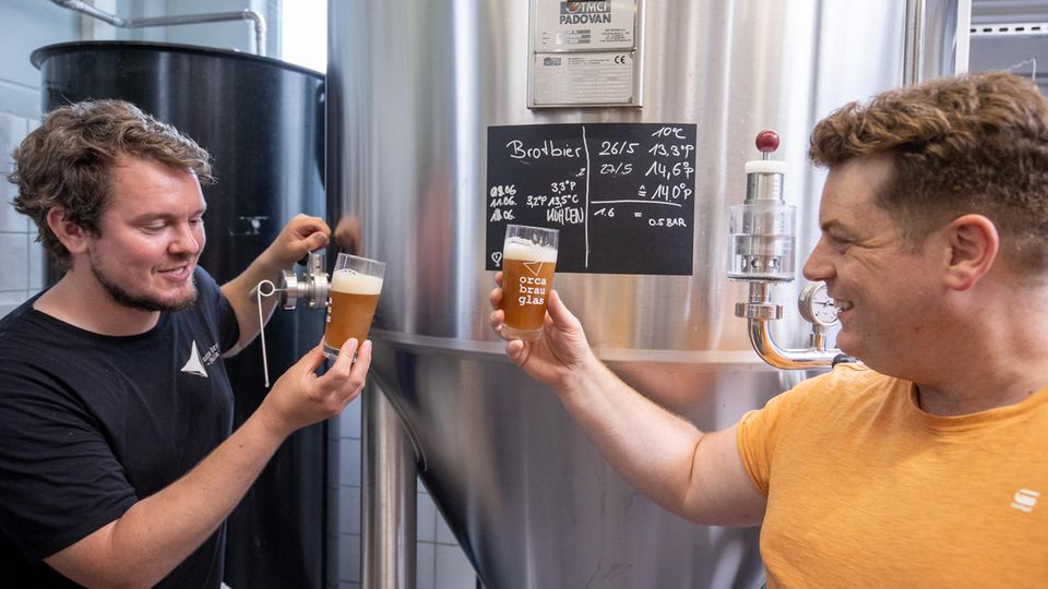 Nachhaltige Idee: Felix vom Endt (l), Inhaber der Craftbier-Brauerei Orca Brau, und Andreas Feihl, Bäckermeister und Geschäftsführer der Bäckerei Feihl, verkosten eine Probe Brotbier. Endt braut in seinem Unternehmen Bier aus Brot, welches sonst in der Mülltonne landen würde. Etwa 30 Prozent des Braumalzes ersetzt er mit Brot, das in den 35 Filialen der Bäckerei Feihl in der Region nicht verkauft wurde Felix vom Endt (l), Inhaber der Craftbier-Brauerei Orca Brau, und Andreas Feihl, Bäckermeister und Geschäftsführer der Bäckerei Feihl, verkosten eine Probe Brotbier. Endt braut in seinem Unternehmen Bier aus Brot, welches sonst in der Mülltonne landen würde. Etwa 30 Prozent des Braumalzes ersetzt er mit Brot, das in den 35 Filialen der Bäckerei Feihl in der Region nicht verkauft wurde
