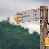 Schild im Vordergrung und im Hintergrund die Nürburg