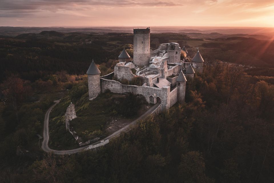 Blick auf die Burgruine Nürburg