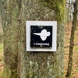 Baum mit dem Symbol des Wanderwegs Stumpfarm