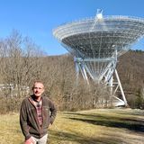 Michael Holthuysen vor dem Radioteleskop Effelsberg
