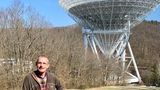 Michael Holthuysen vor dem Radioteleskop Effelsberg