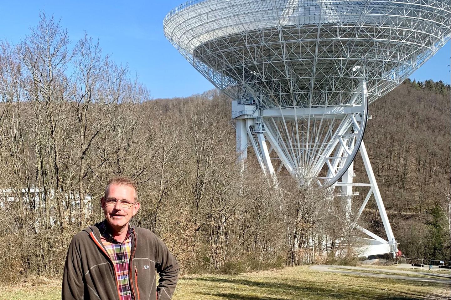 Michael Holthuysen vor dem Radioteleskop Effelsberg