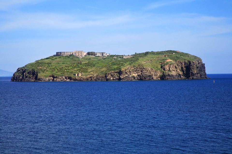 Blick auf die Gefängnis-Insel Santo Stefano