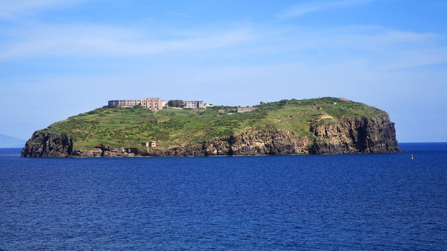 Blick auf die Gefängnis-Insel Santo Stefano