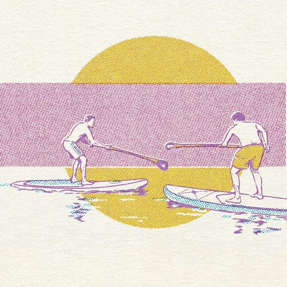 Last-One-Standing: Wer schafft es zuerst, sein Gegenüber vom Brett ins Wasser zu befördern?
