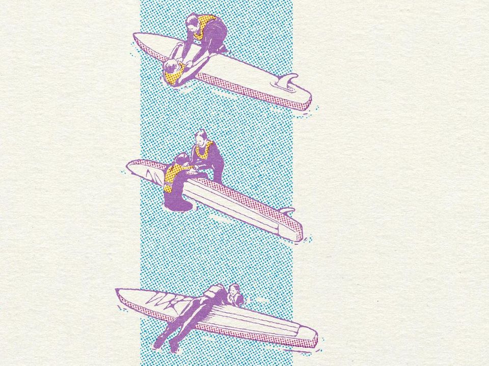 Wassersport: Die Rettung üben: SUP auf die Deckseite drehen, die hilflose Person auf das umgedrehte Brett ziehen und mit einer Gewichtverlagerung das Brett umflippen