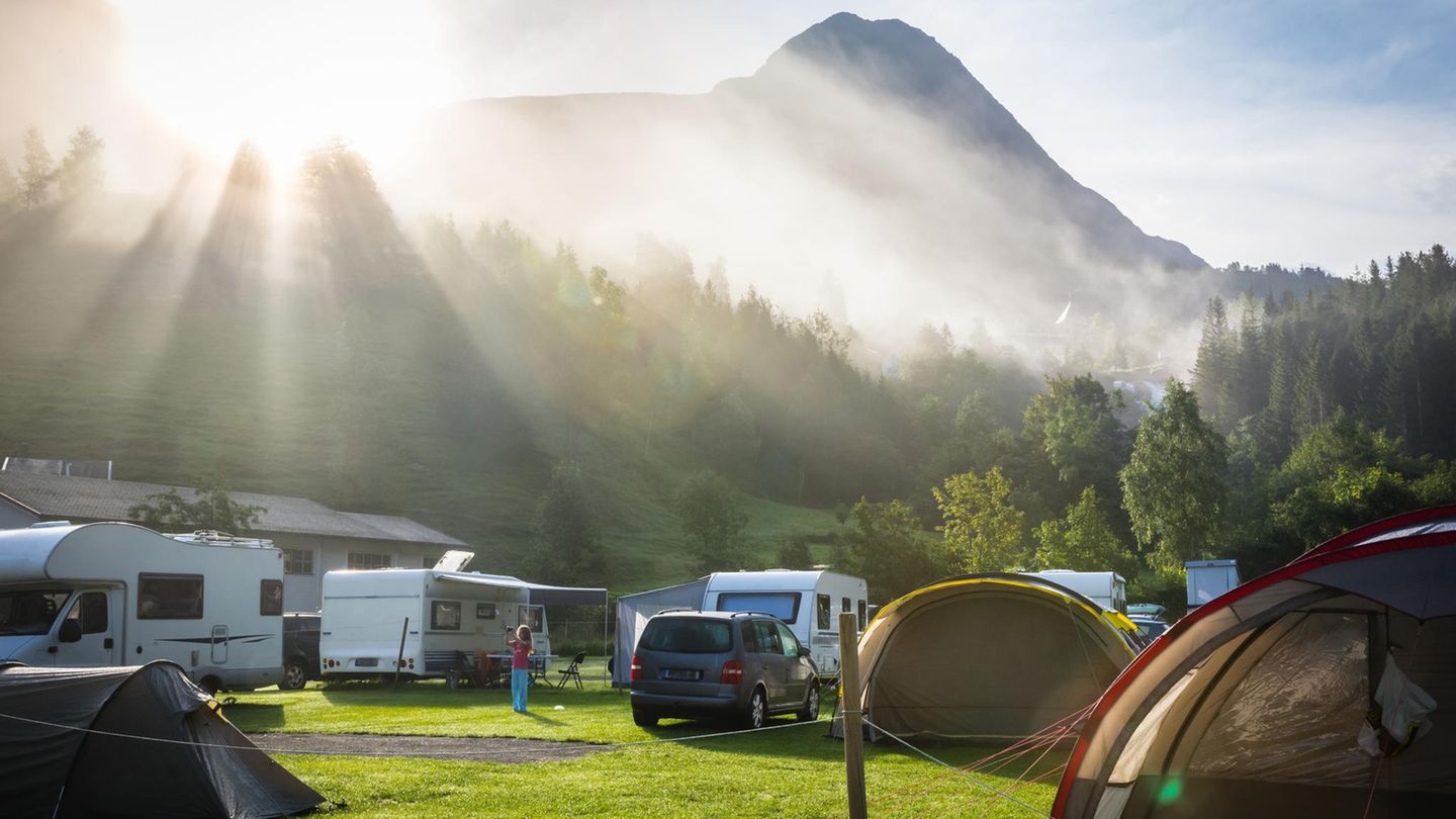 Wohnwagen stehen auf einem Campingplatz in Norwegen