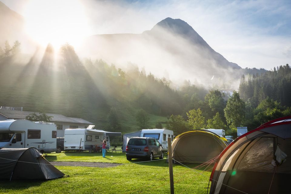 Wohnwagen stehen auf einem Campingplatz in Norwegen