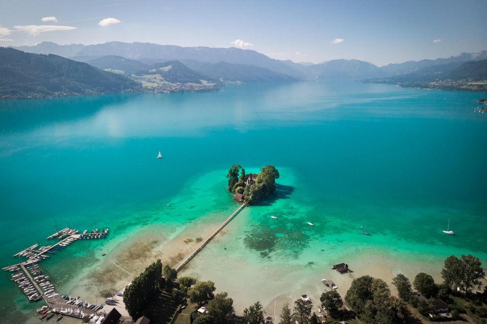 Blick auf den Attersee mit Schloss Litzlberg in Österreich