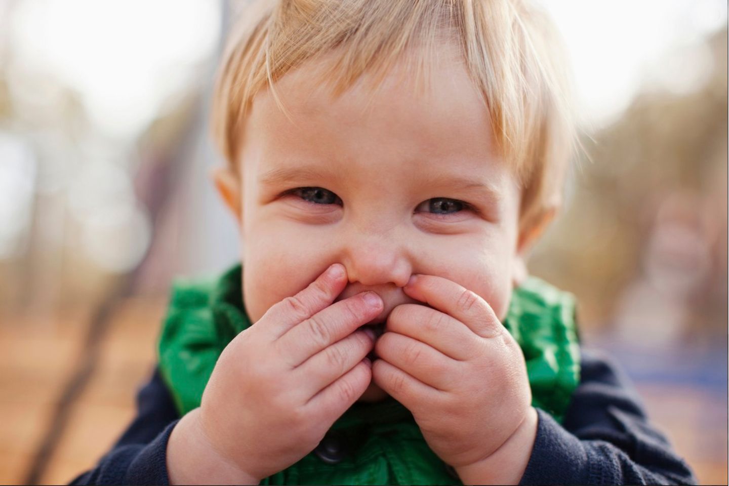 Kleinkinder haben kleine Dinge oft schneller im Mund, als Mama oder Papa gucken können